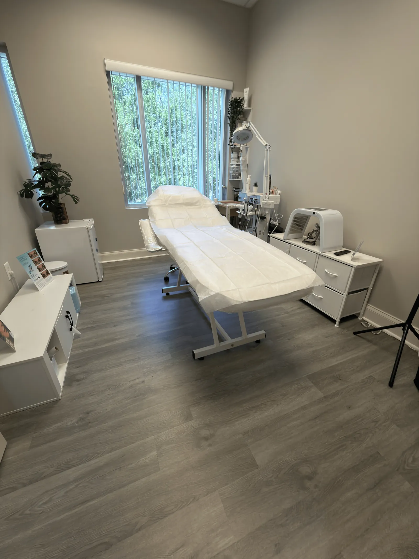 Sala de tratamientos estéticos con camilla facial y equipos en VeneHealth Orlando