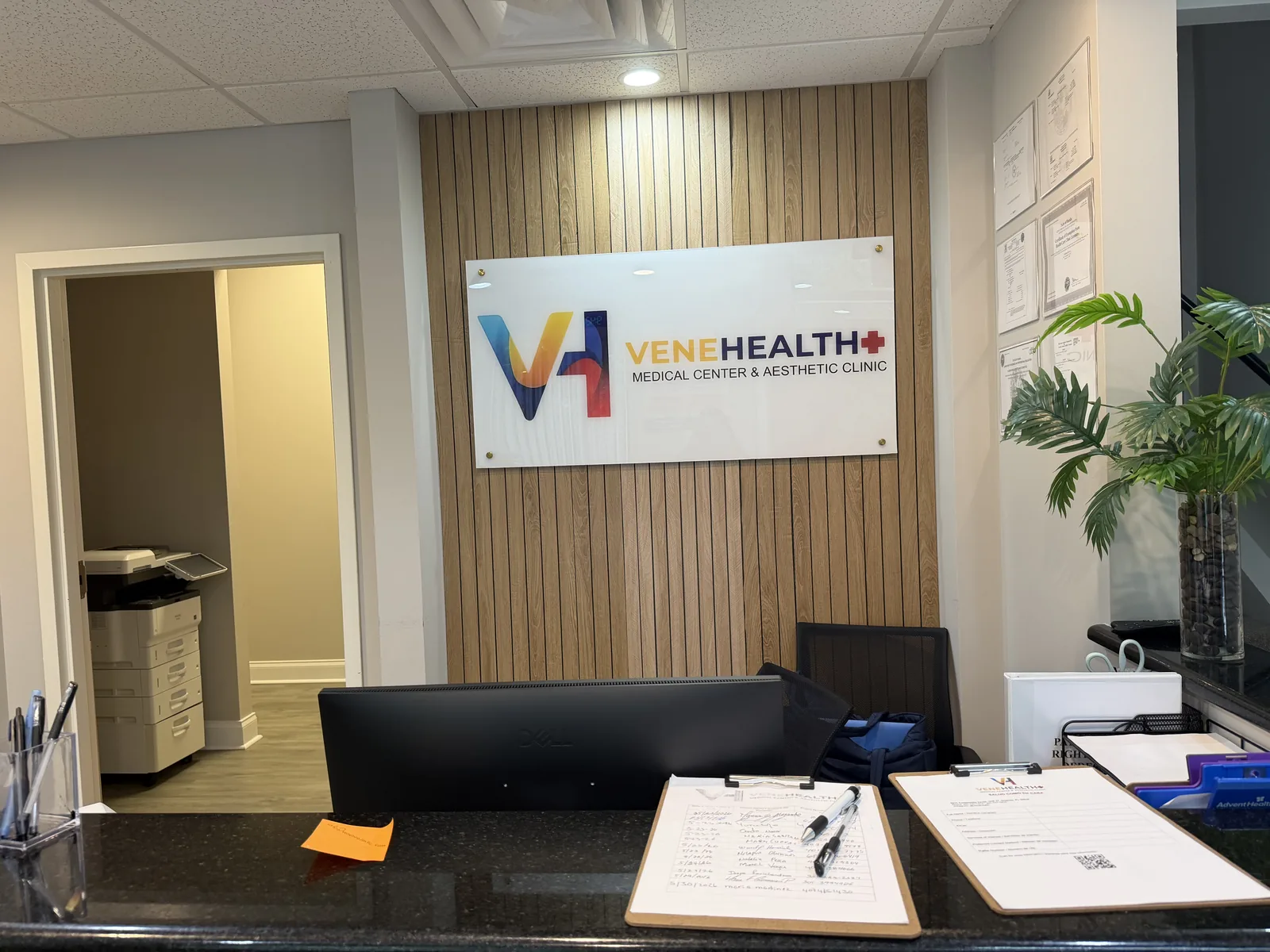Recepción y pared con el logo de VeneHealth en Orlando