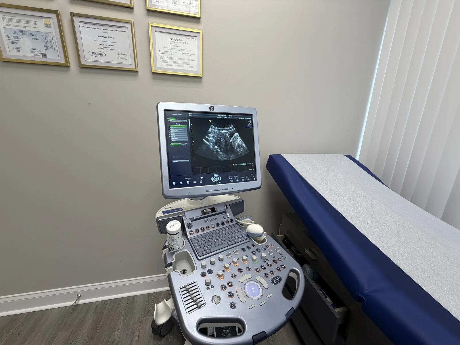 Equipo de ultrasonido GE en la sala de exámenes de VeneHealth en Orlando